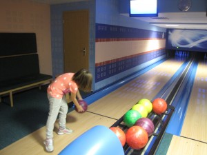Emma au bowling en Moravie août 2015