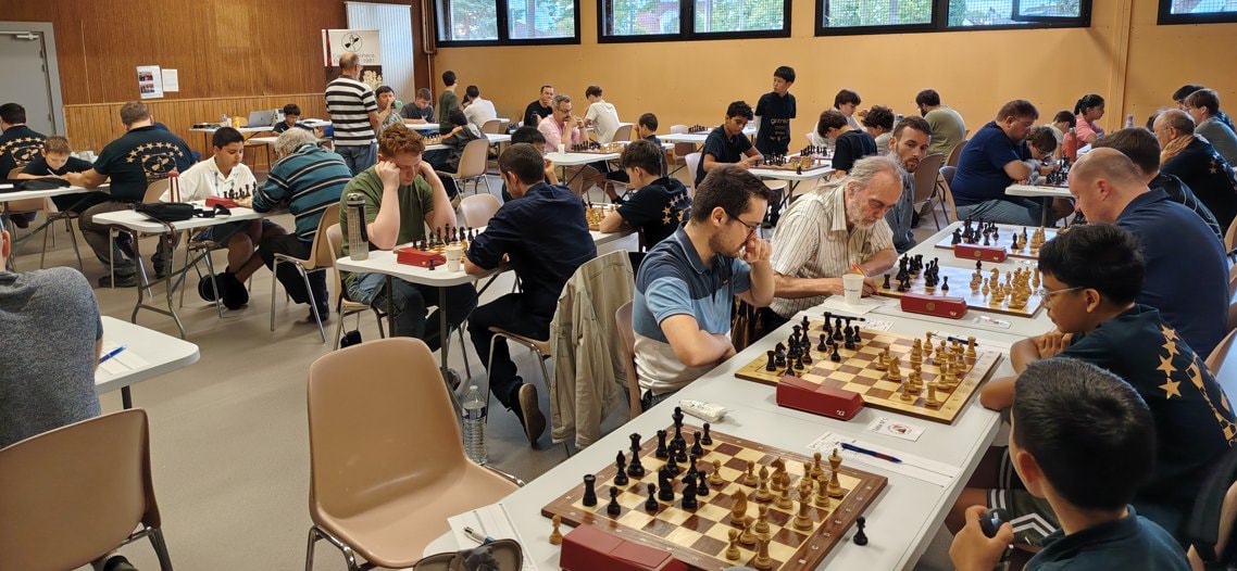 Vue de la salle de jeu à la M.A.C. pendant une ronde de l’open